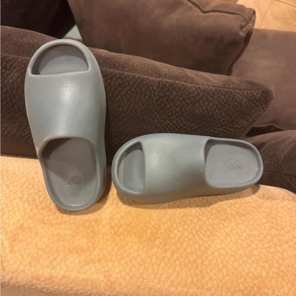Yeezy slides (kids 2)